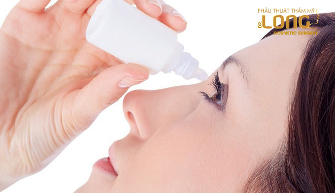 Dùng thuốc nhỏ mắt giúp khắc phục tình trạng sụp mí mắt tạm thời
