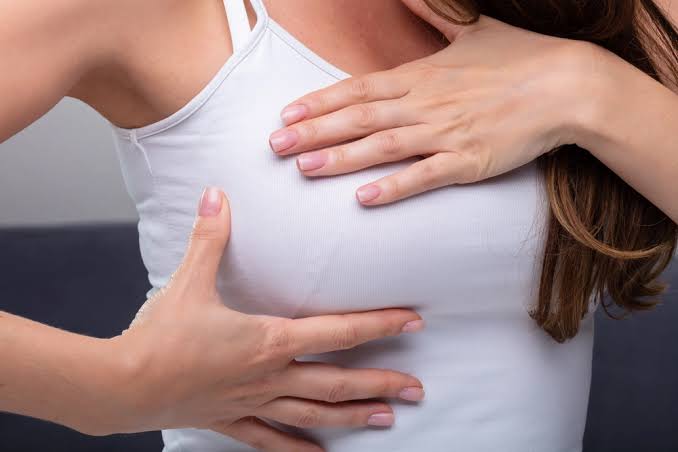 ngực sau nâng bị cứng